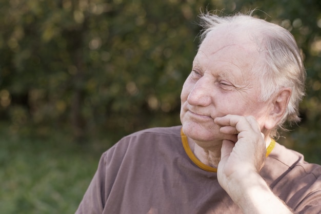 Portrait d'un homme âgé dans le parc