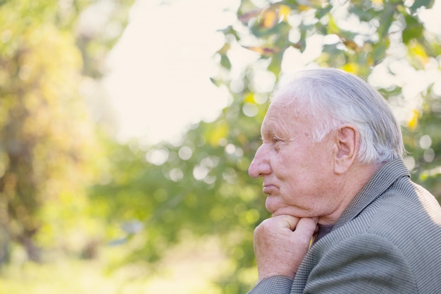 Portrait d'un homme âgé dans le parc