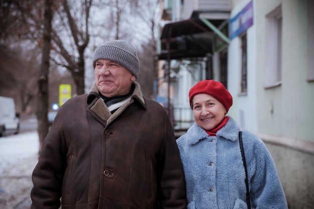 Photo portrait d'un homme âgé avec une femme mûre sur la rue de la ville d'hiver