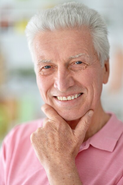 Portrait d'un homme âgé heureux à la maison