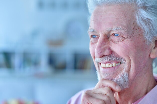 Portrait d'un homme âgé heureux à la maison