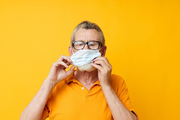 Portrait homme âgé masque médical sur la protection du visage gros plan vue recadrée