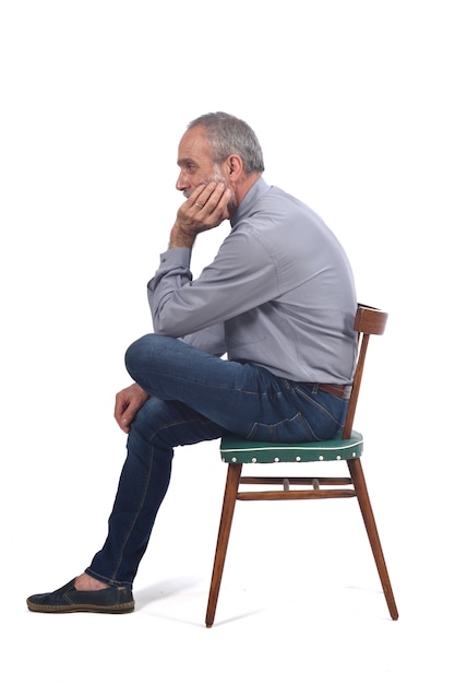 Portrait d'un homme d'âge moyen assis sur fond blanc