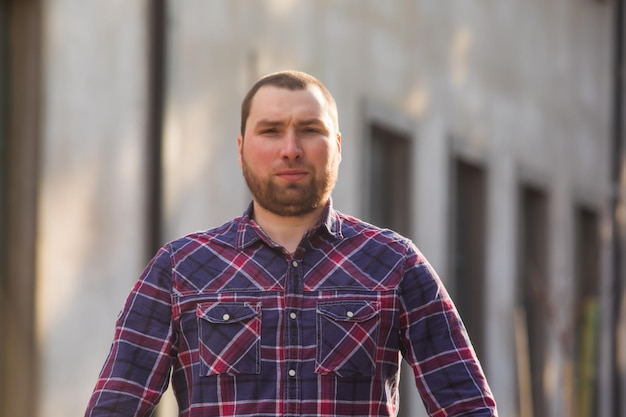 Portrait d'homme d'âge moyen avec une barbe dans une chemise