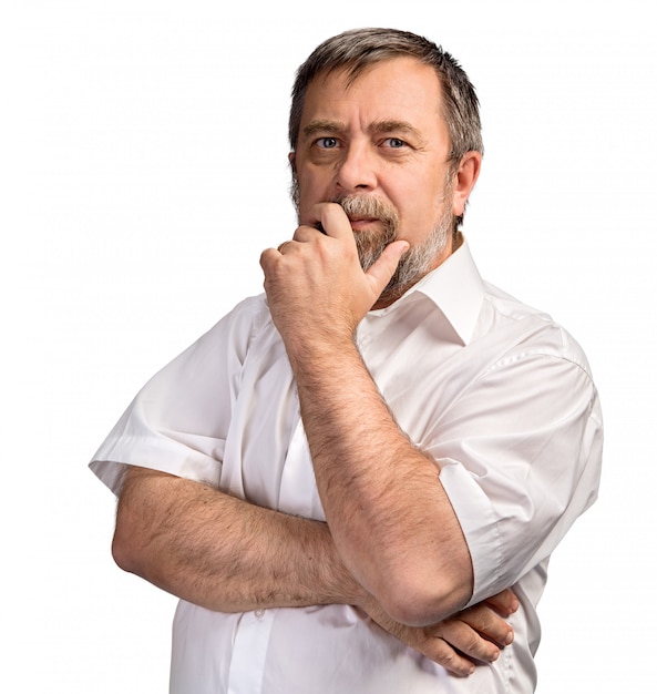 Portrait d'un homme d'âge moyen dans une chemise blanche