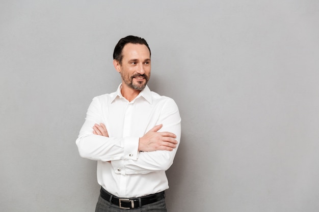 Portrait d'un homme d'âge mûr heureux vêtu d'une chemise