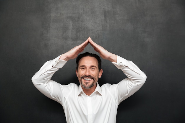 Portrait d'un homme d'âge mûr heureux vêtu d'une chemise