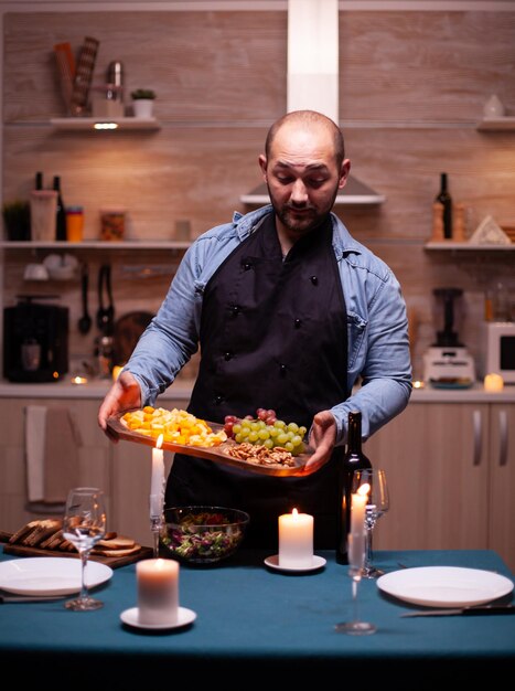 Photo portrait d'un homme âgé préparant de la nourriture sur la table