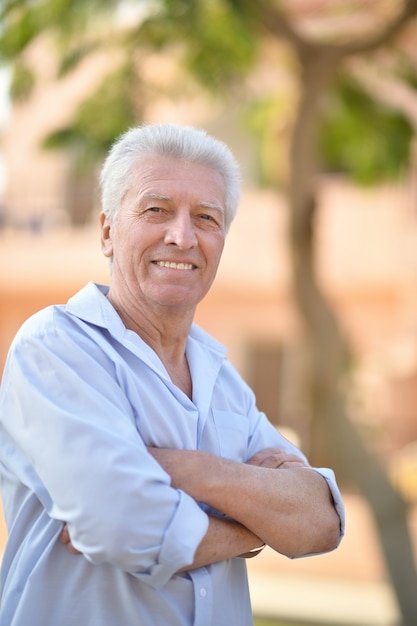 Photo portrait d'un homme âgé souriant près du lac