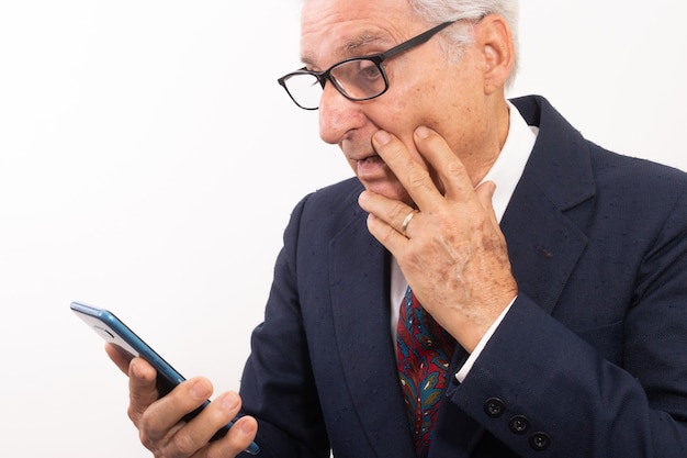 Portrait d'un homme âgé avec un téléphone portable, une expression forte