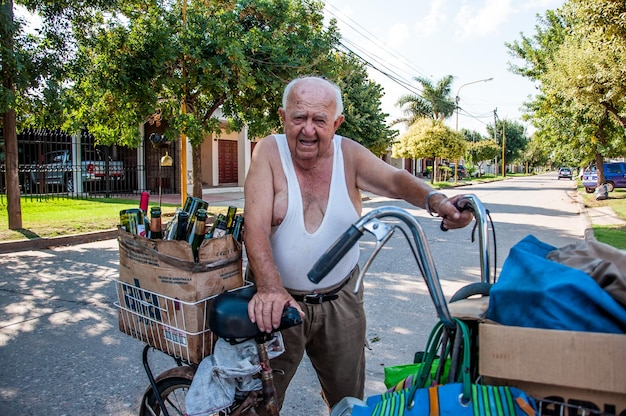 Photo portrait d'un homme âgé à vélo.