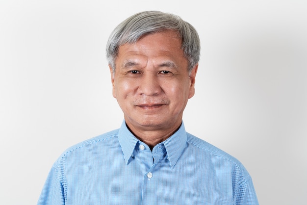 Photo portrait, de, homme aîné asiatique attrayant, sourire, et, regarder appareil-photo, dans studio