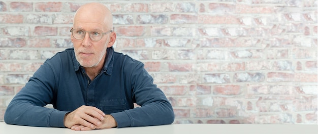 Photo portrait, homme aîné, barbe, lunettes