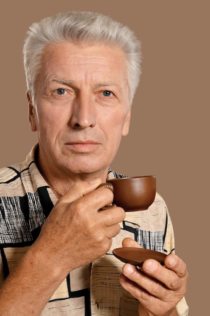 portrait, de, a, homme aîné, boire, tasse café