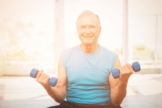 Portrait, homme aîné, exercice, à, haltères