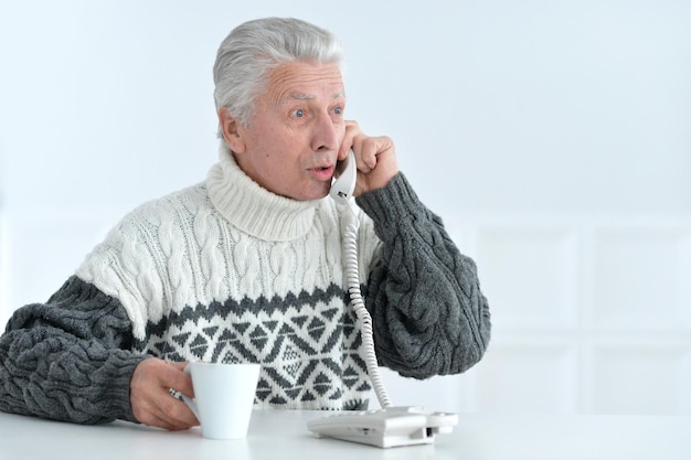 portrait, de, homme aîné, parler téléphone, séance