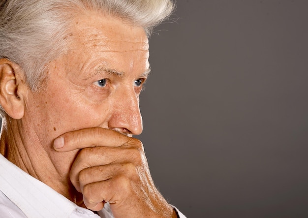 portrait, de, homme aîné, poser