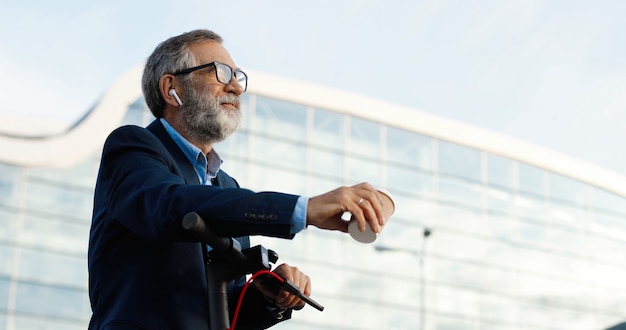 portrait, homme aîné, à, scooter électrique