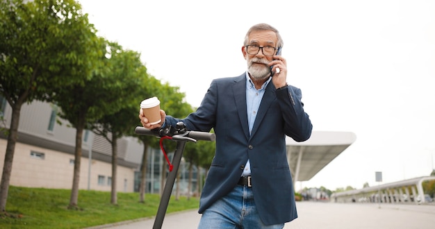 portrait, homme aîné, à, scooter électrique