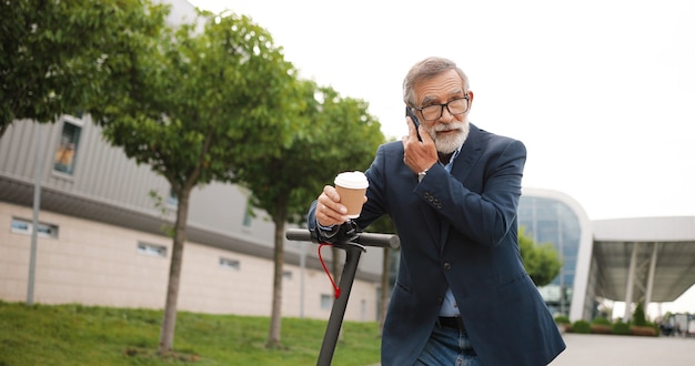 portrait, homme aîné, à, scooter électrique