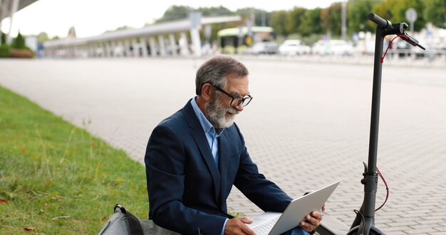 portrait, homme aîné, à, scooter électrique