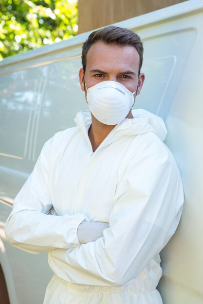 Portrait d'homme antiparasitaire debout à côté d'une camionnette