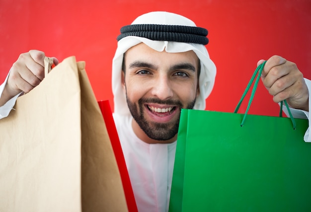 Portrait de l&#39;homme arabe séduisant dans le Golfe