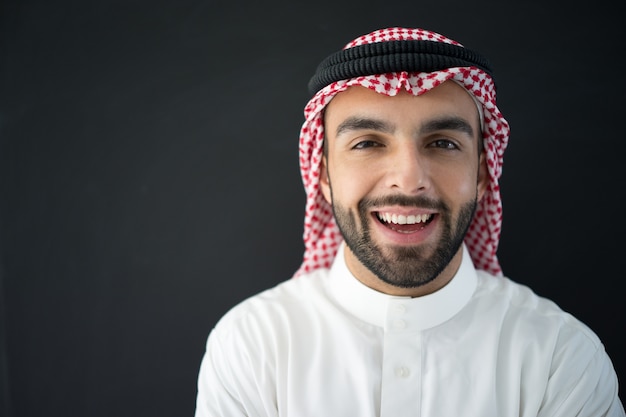 Portrait de l&#39;homme arabe séduisant sur fond noir