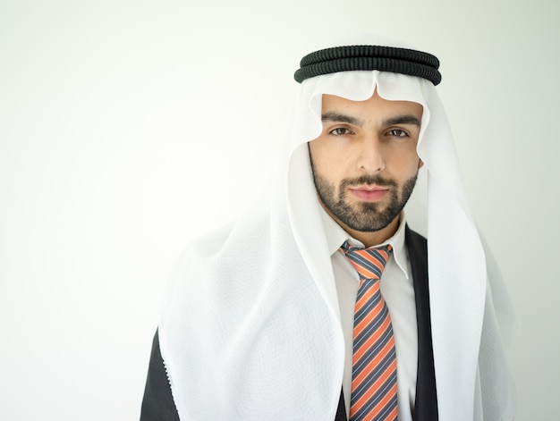 Portrait de l&#39;homme arabe séduisant