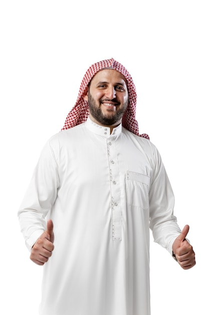 Portrait de l'homme arabe souriant isolé sur fond de studio blanc. Nationalité, culture, inclusion, diversité. Homme d'affaires confiant en vêtements traditionnels du Moyen-Orient avec foulard. Entreprise.