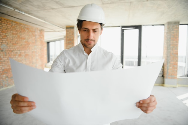 Portrait d'un homme architecte sur le chantier