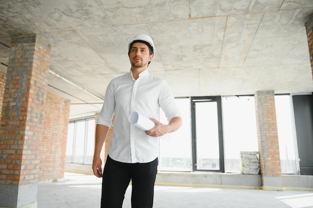 Portrait d'un homme architecte sur le chantier