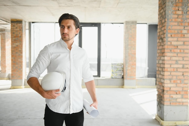 Portrait d'un homme architecte sur le chantier