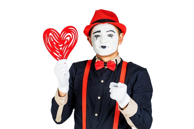 Portrait d'un homme artistclown MIME Montre un coeur isolé sur fond blanc en Studio