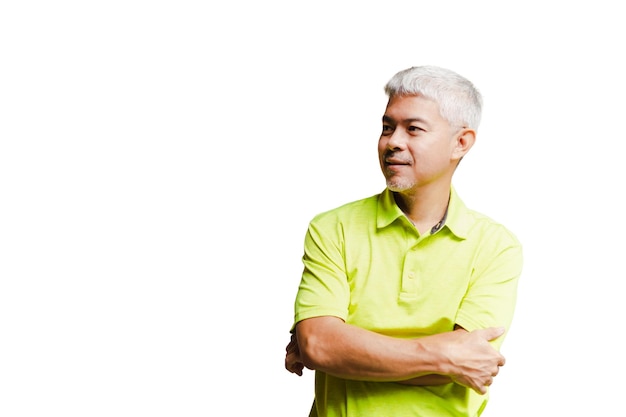 Portrait d'un homme asiatique d'âge moyen aux cheveux gris isolé sur fond blanc