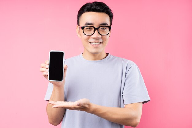 Portrait d'un homme asiatique à l'aide de smartphone