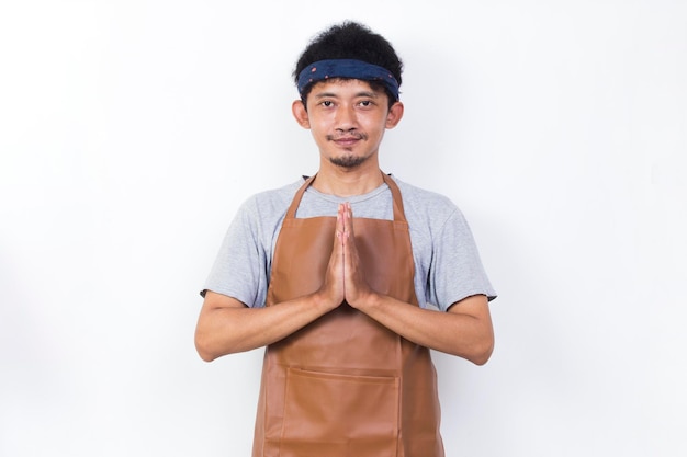 portrait, homme asiatique, barista, serveuse, accueil, invités, geste, isolé, blanc, fond