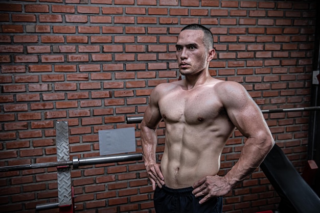 Portrait d'un homme asiatique gros muscle au gymnaseThaïlandaisEntraînement pour une bonne santéEntraînement au poids du corpsFitness au concept de gym