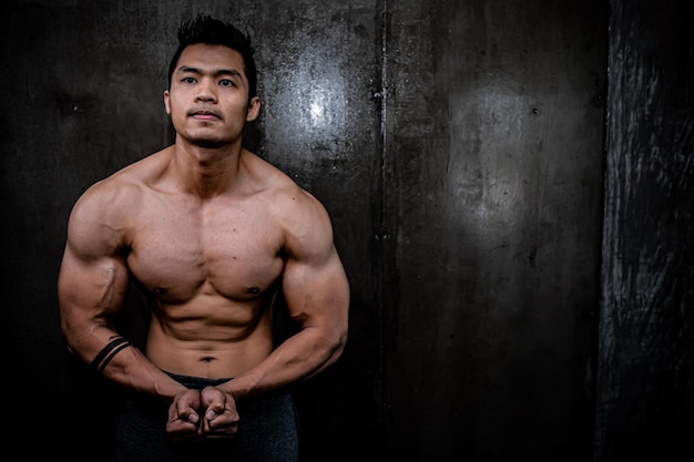 Portrait d'un homme asiatique gros muscle au gymnaseThaïlandaisEntraînement pour une bonne santéEntraînement au poids du corpsFitness au concept de gym