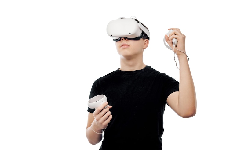 Photo portrait d'homme asiatique portant des lunettes de réalité virtuelle