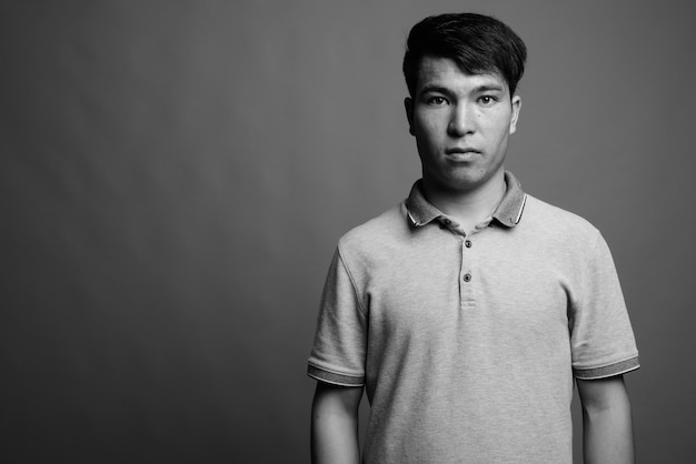 Portrait d'un homme asiatique portant un tshirt isolé