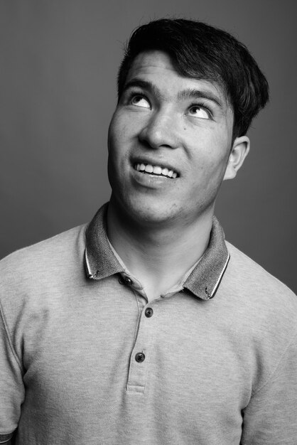 Portrait d'un homme asiatique portant un tshirt isolé