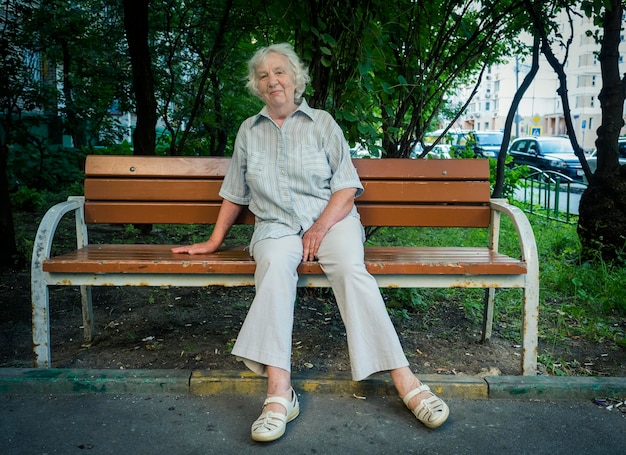Portrait d'un homme assis sur un banc dans un parc