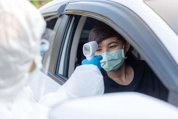 Portrait d'un homme assis dans une voiture