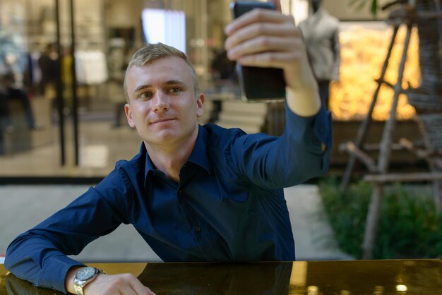 Photo portrait d'un homme assis à table