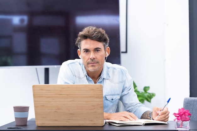 Photo portrait d'un homme assis sur une table