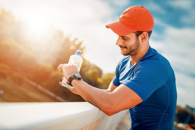 Portrait d'homme athlétique après l'entraînement