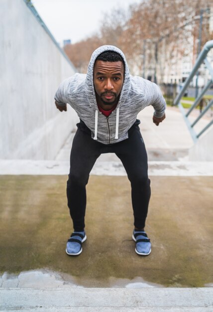 Portrait d'un homme athlétique faisant de l'exercice à l'extérieur. Sport, fitness et mode de vie sain.