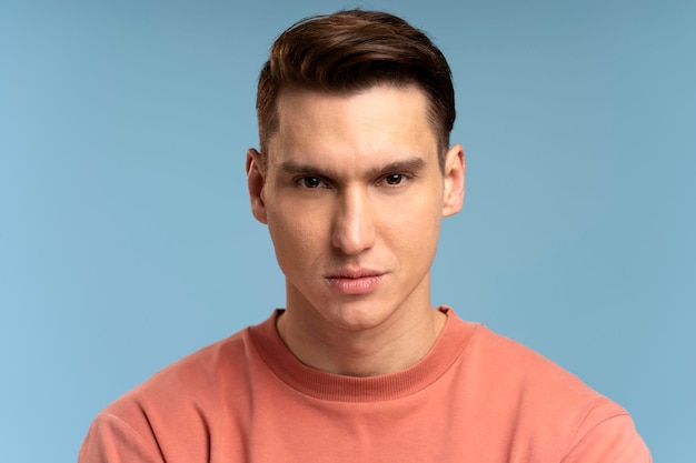 Portrait d'un homme attentif et confiant regardant la caméra avec une expression sérieuse