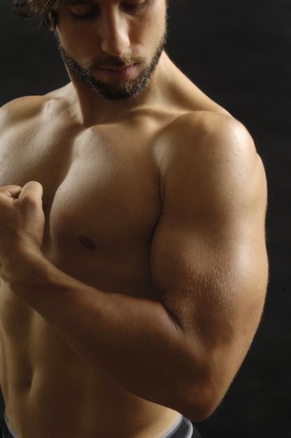 Portrait d&#39;un homme au biceps